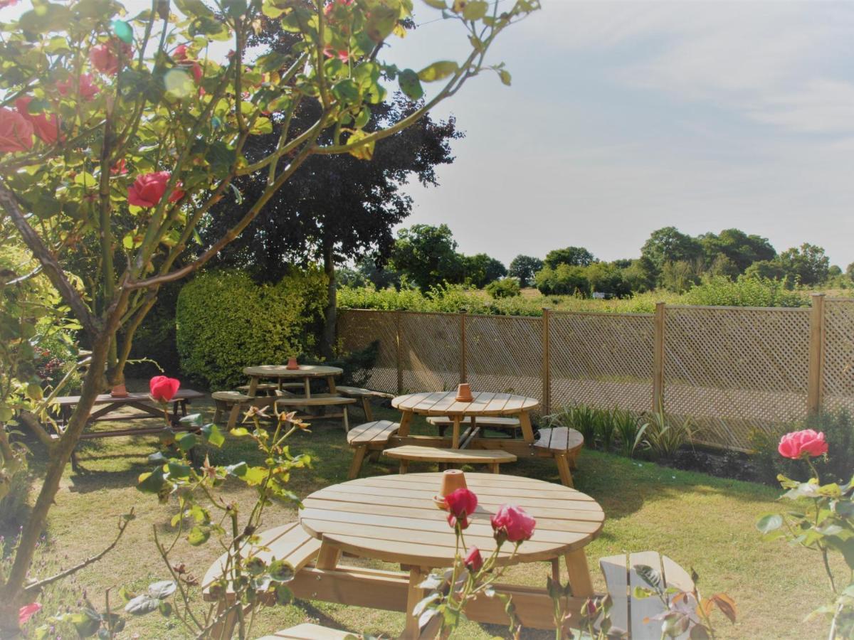 The Bird In Hand Ashwellthorpe ภายนอก รูปภาพ